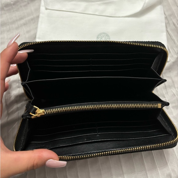 BRAND NEW VERSACE ZIPPY WALLET - Picture 7 of 9